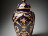vase bleu et or muni d'un couvercle, orné d'un motif représentant des oiseaux et des fleurs