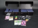 une boîte de cartes surmontée d'un panneau solaire