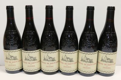 six bouteilles de vin sont alignées sur une table