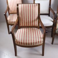 Cinq fauteuils en bois naturel ; garnitures de tissu. (photo 4)