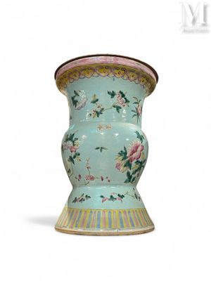 un vase bleu orné de fleurs roses sur fond blanc