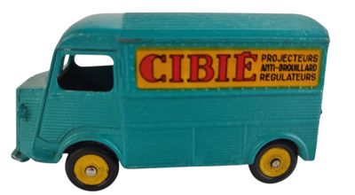 un petit camion jouet bleu avec des roues jaunes et une pancarte sur le côté
