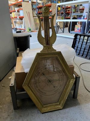 une horloge posée sur une table
