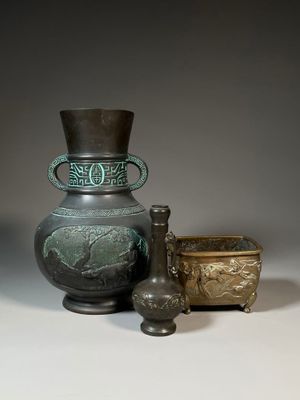 deux vases posés l'un à côté de l'autre sur une table