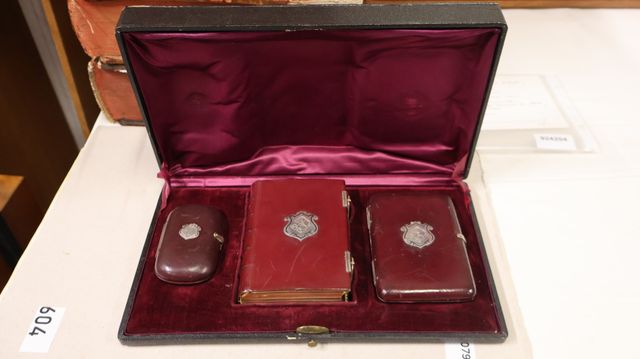 Coffret contenant un petit porte- monnaie en cuir avec fermeture ...
