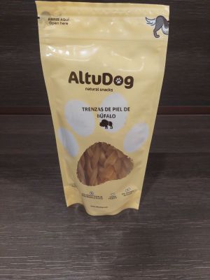 un gros plan sur un sachet de friandises pour chien posé sur une table