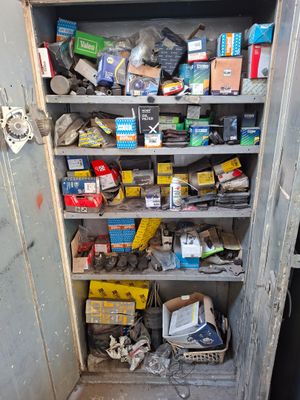 une armoire remplie d'objets, dans une pièce