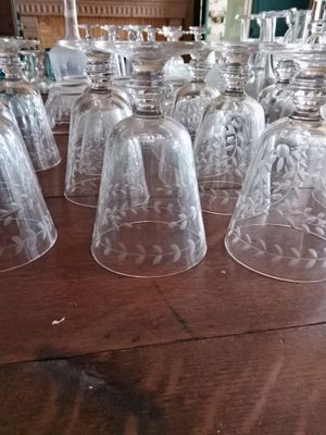 de nombreux verres à vin vides posés sur une table en bois