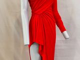 un mannequin vêtu d'une robe rouge sur un présentoir blanc