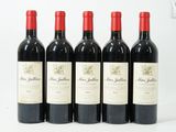 quatre bouteilles de vin rouge sont alignées