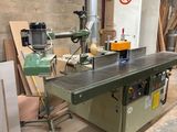 une machine posée sur une table dans une pièce