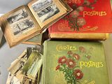 plusieurs vieux livres sont empilés sur une table