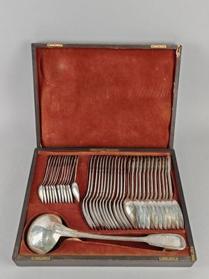 many spoons and spoon spoons in a case
