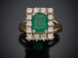 une bague en émeraude et diamant