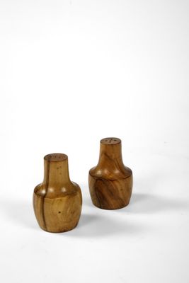 deux petits vases en bois posés l'un à côté de l'autre