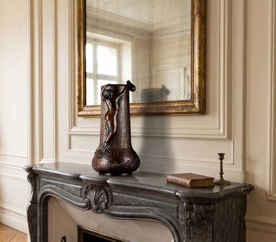 un vase posé sur la cheminée d'une pièce