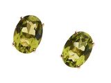 une paire de boucles d'oreilles en péridot sur fond blanc
