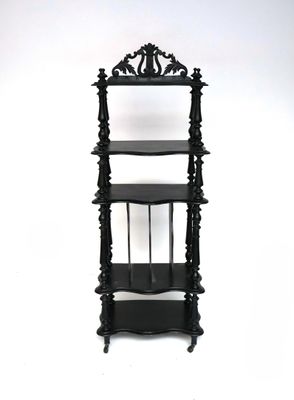 une étagère noire surmontée d'un miroir
