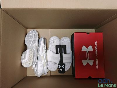 une boîte contenant une paire de chaussures blanches