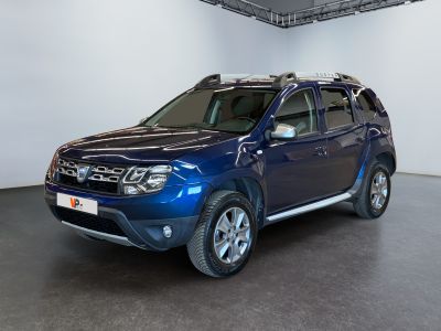 une photo d'une Dacia bleue garée dans un showroom