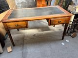 un bureau doté d'un plateau en verre