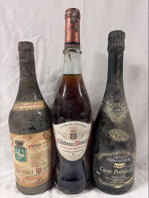trois bouteilles de vin sont posées les unes à côté des autres sur une surface blanche