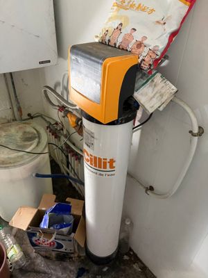 un chauffe-eau situé dans un coin d'une pièce