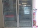 deux portes vitrées ouvertes dans un magasin