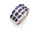 un gros plan d'une bague ornée de pierres bleues