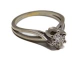 une image d'une bague en diamant sur fond blanc