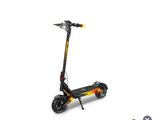 un scooter noir avec des roues jaunes et un guidon noir