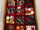 une boîte en bois remplie d'une multitude de boutons de toutes sortes