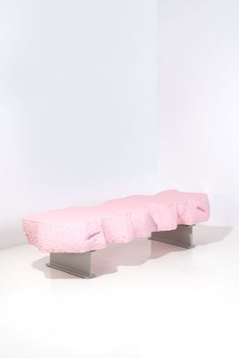 un banc rose dans une pièce blanche aux murs blancs