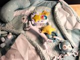 un lit de bébé sur lequel est posé un doudou