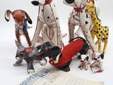 de nombreuses figurines de chiens de toutes sortes sur la table