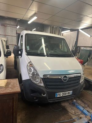 une camionnette blanche garée dans un garage