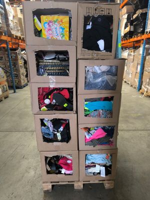 boîtes empilées les unes sur les autres sur une palette dans un entrepôt