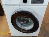 une machine à laver posée sur une palette dans un entrepôt
