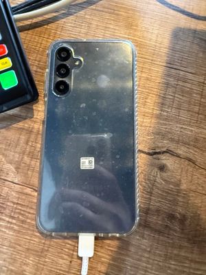 un téléphone branché à un chargeur posé sur une table