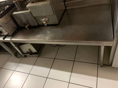 une table en métal sur laquelle sont posés tout un tas d'objets