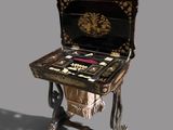 une petite table sur laquelle est posé un jeu