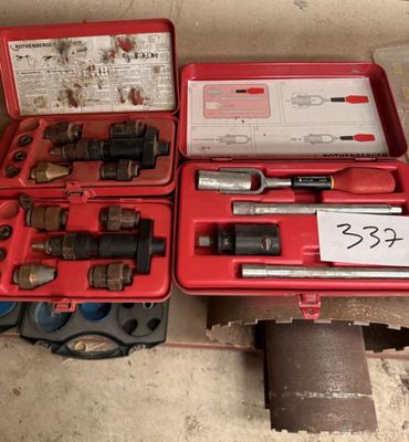 de nombreux outils dans une mallette rouge posée par terre