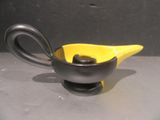 un bol noir et jaune contenant une cuillère