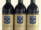 trois bouteilles de vin posées sur une table l'une à côté de l'autre