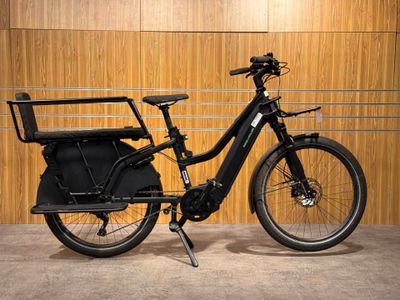 un vélo noir avec un sac noir à l'arrière