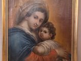 une peinture ancienne représentant une femme tenant un enfant dans ses bras