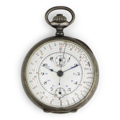 gros plan d'une montre de poche sur fond blanc