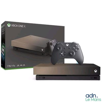 Une console Xbox One et une manette devant un carton ouvert
