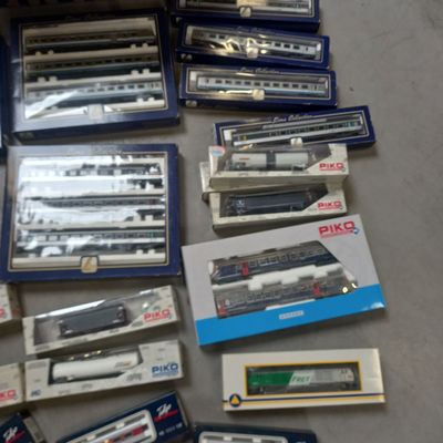la boîte contient de nombreux types de wagons différents