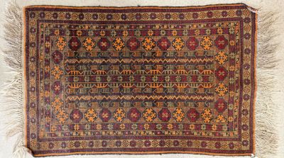 un vieux tapis à franges sur fond blanc